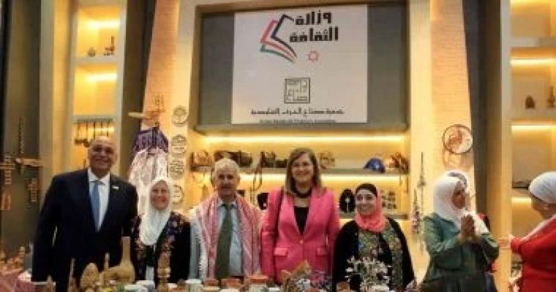 الدكتورة هالة السعيد والدكتورة غادة والي تقدمان الدعم للعارضين في تراثنا