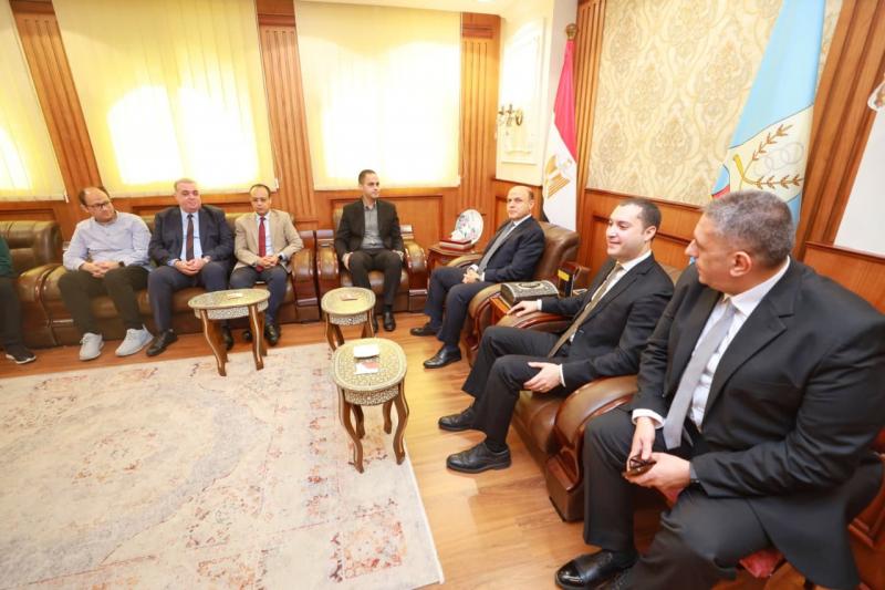 محافظ كفر الشيخ يناقش تطوير منظومة الحوكمة بالمستشفيات مع نائب وزير الصحة