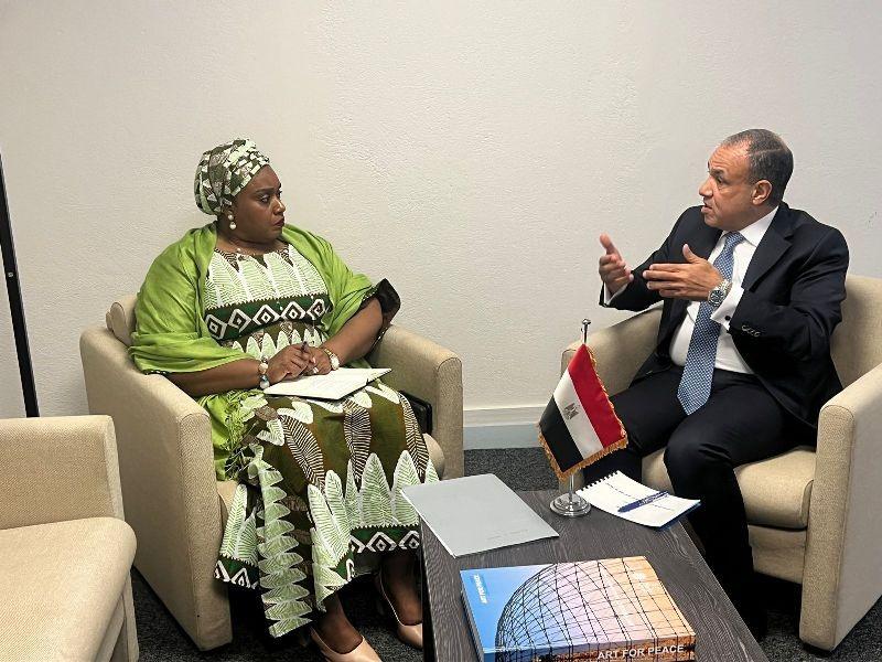 وزير الخارجية يلتقي وزيرة التعليم في ليبيريا على هامش اجتماعات المجلس التنفيذي لليونسكو