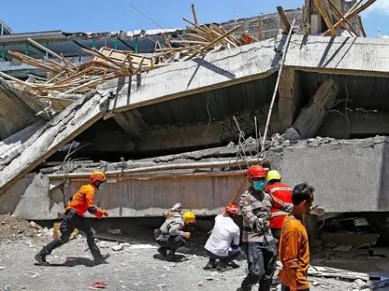 ارتفاع حصيلة قتلى انهيار مدرسة في إندونيسيا إلى 63 شخصا