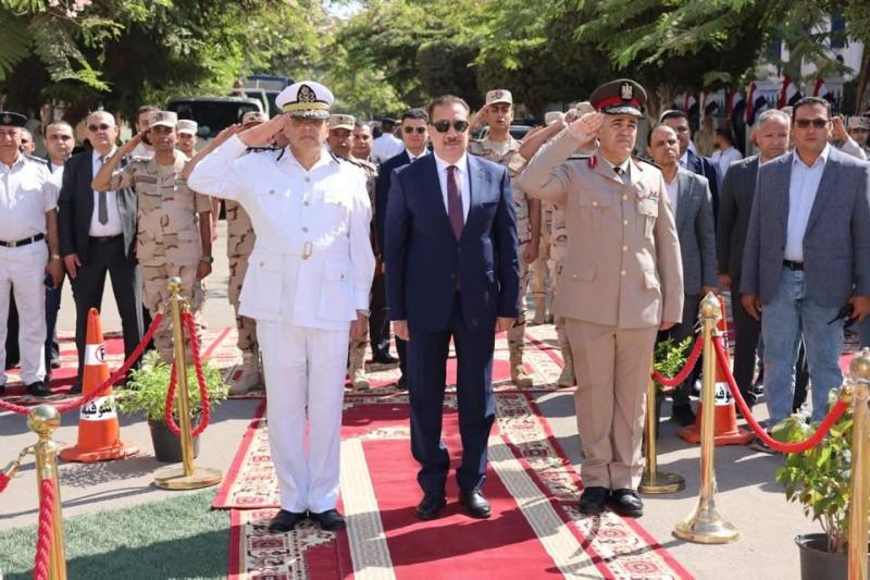 محافظ المنوفية يضع إكليلاً من الزهور على النصب التذكاري بشبين الكوم ويقدم التهنئة لأهالي وأبناء شعب المحافظة