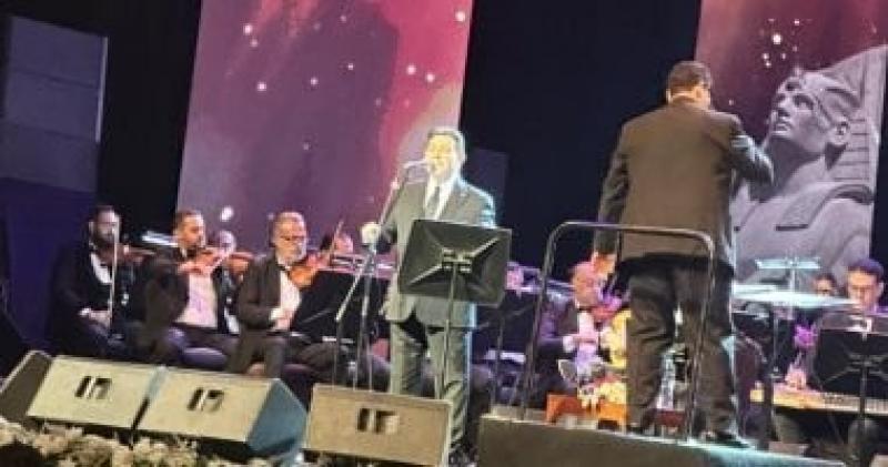 هاني شاكر يغني ”وانت ماشي في مصر ويا أغلى اسم في الوجود” بالأوبرا