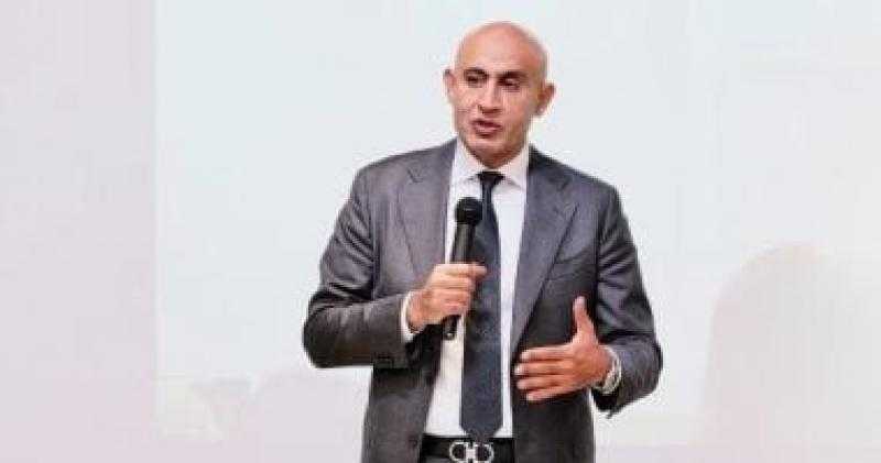 وزير التعليم يهنئ الدكتور خالد العنانى بمناسبة فوزه بمنصب مدير عام اليونيسكو