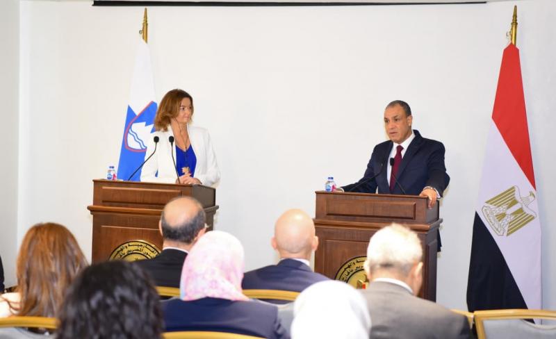 خط أحمر