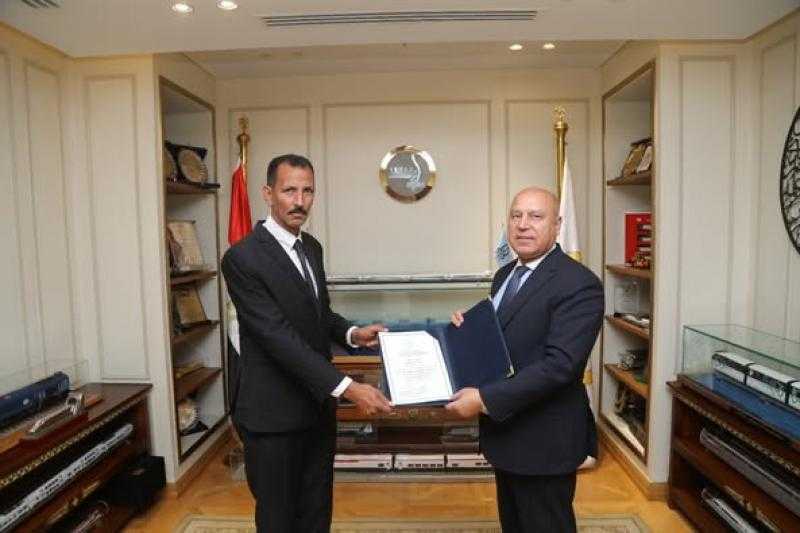 عثر على حقيبة بها أكثر من مليون جنيه.. وزير النقل يكرم سائق أتوبيس بشركة غرب ووسط الدلتا