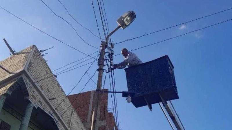 رفع كفاءة الطرق والإنارة بعدة مناطق في مركز كفر الشيخ