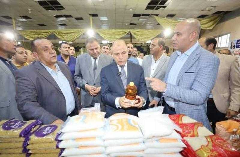 محافظ كفر الشيخ يتفقد سوق اليوم الواحد بسيدي سالم ويؤكد استمرار توفير السلع بتخفيضات حتى 30%