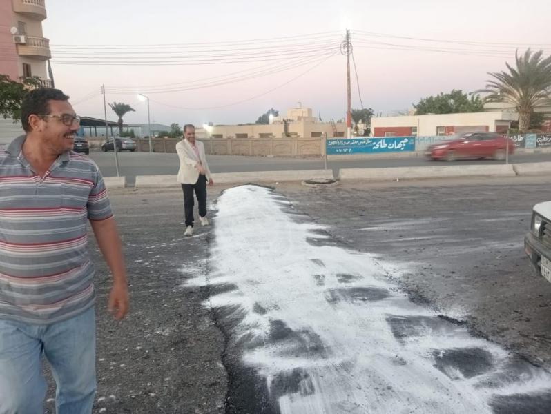 تنفيذ أعمال التطوير والرصف للطرق بحي غرب كفر الشيخ