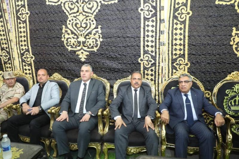 محافظا الشرقية والدقهلية يقدمان واجب العزاء لأسرة الدكتور أحمد عمر هاشم