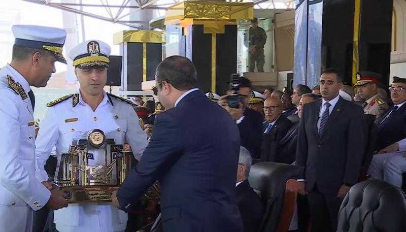 رئيس أكاديمية الشرطة يهدي الرئيس السيسي تذكارًا خلال حفل تخرج دفعة جديدة بكلية الشرطة