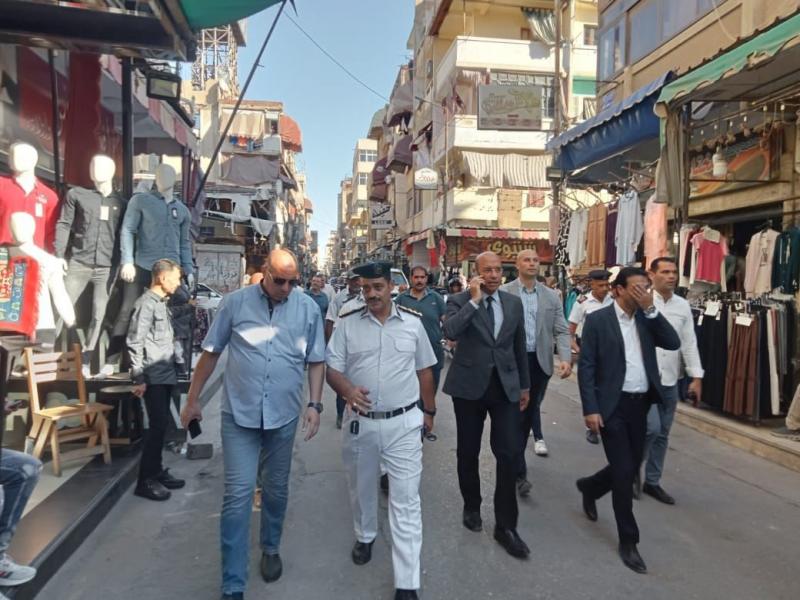 مدير أمن بورسعيد يقود حملة مكبرة لإزالة الإشغالات بشارع التجاري