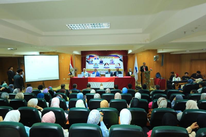 رئيس جامعة كفر الشيخ يشهد حفل استقبال طلبة كلية الآداب