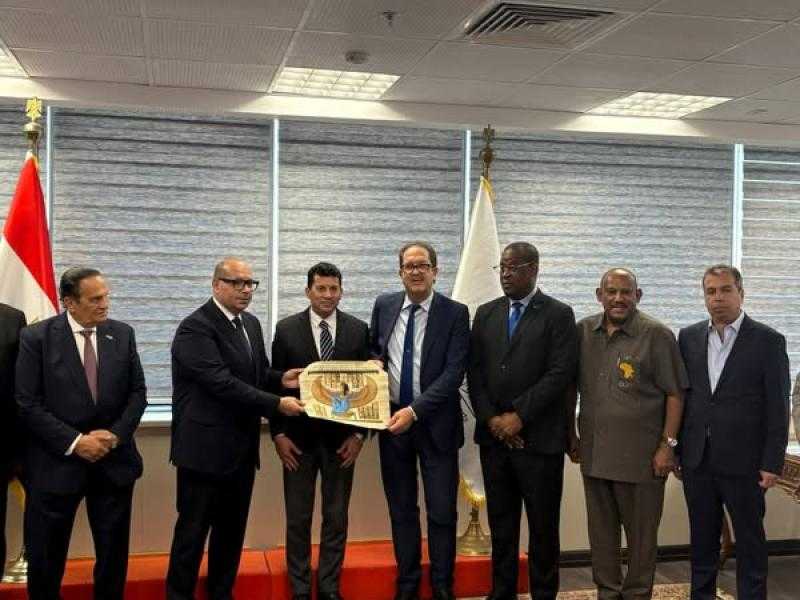 وزير الرياضة يعقد اجتماع تحضيري لتوقيع مذكرة تفاهم بين ”الأنوكا” و”الأوكسا” والاتحاد الافريقي السياسي