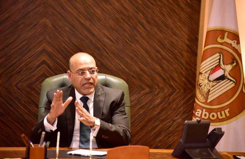 العمل: التفتيش على 1035 منشأة.. وتحرير ما يقرب من 7000محضر خاص بتراخيص عمل الأجانب