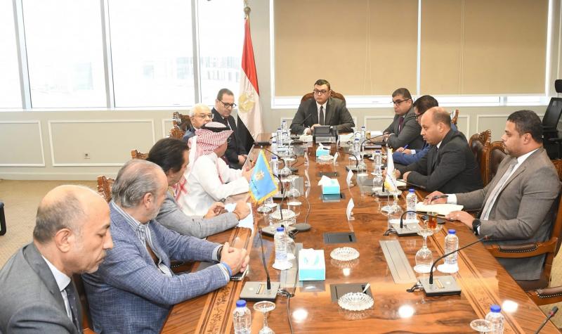 وزير الإسكان يبحث مع رئيس المنظمة العربية للسياحة تعزيز التعاون في مجال الاستثمار السياحي