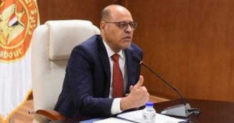 وزير العمل يوجه بإيقاف العمل في بعض المنشآت التي ثَبُتّ عدم التزامها .. والتوعية بقانون العمل الجديد وتطبيقه بكل حزم