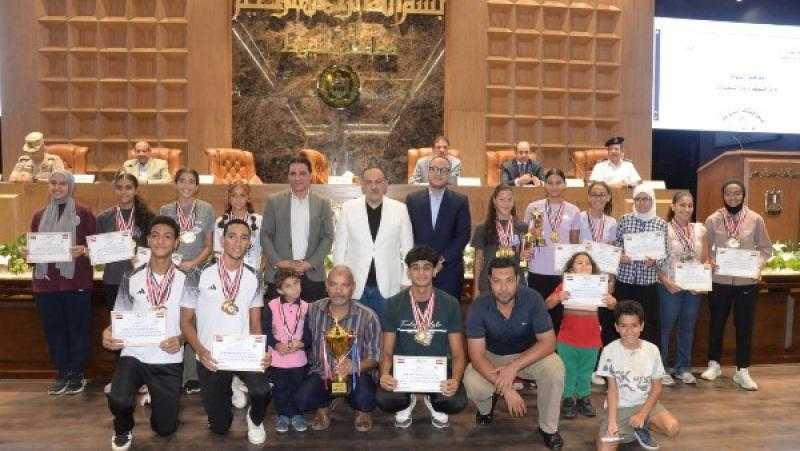 محافظ أسيوط يكرم أبطال السباحة في بطولة الصعيد لمراكز الشباب