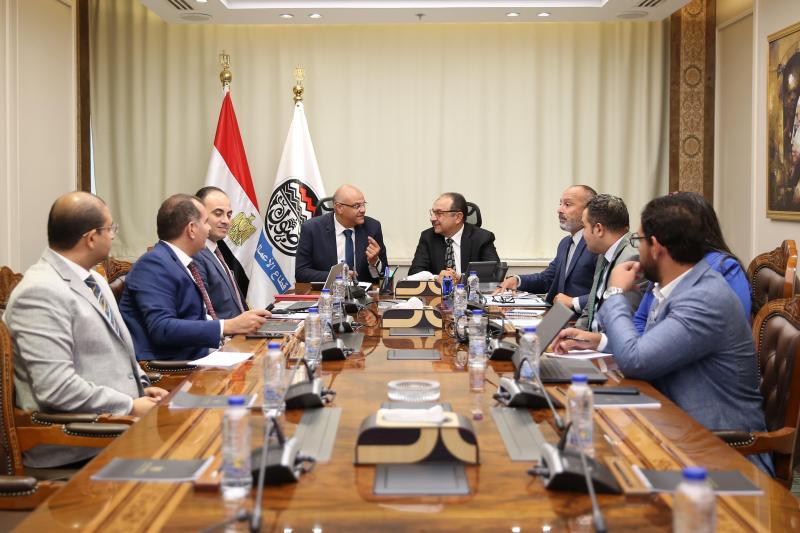 وزير قطاع الأعمال يستقبل محافظ القليوبية لبحث تعزيز التعاون وتعظيم الاستفادة من الأصول