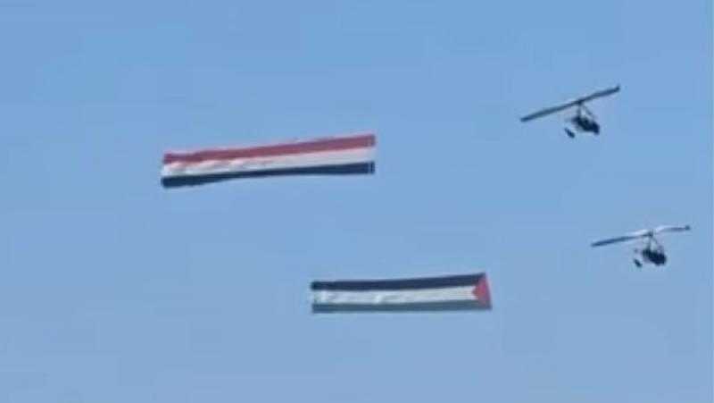 احتفالا بانتهاء الحرب.. علم فلسطين يرفرف بجانب علم مصر في سماء شرم الشيخ