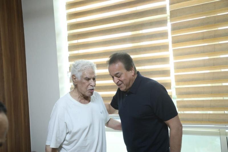 بتكليف من رئيس الجمهورية بمتابعة حالته الصحية.. وزير الصحة يزور الكابتن حسن شحاتة للاطمئنان على حالته الصحية