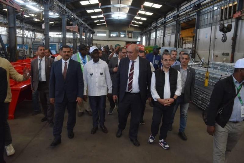 وفد ”منتدى الأرز الأفريقي” يزور ”طنطا موتورز” للوقوف على أحدث تقنيات زراعة وحصاد الأرز