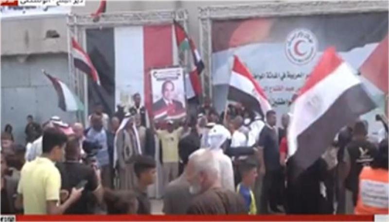 غزة اليوم تحتفل باتفاقية شرم الشيخ… صور الرئيس السيسى وعلم مصر في يد الفلسطينيين بغزة.. وقف إطلاق النار يُواجه بمنشور ساخر من بايدن