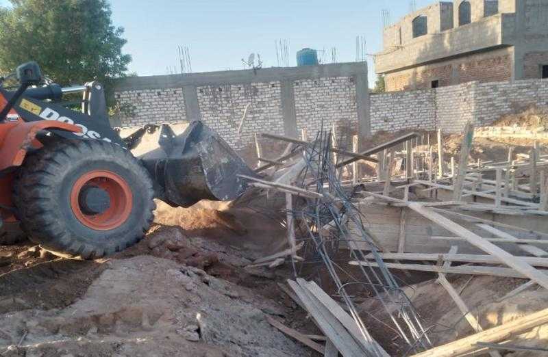 إزالة 14 تعديا على الأراضي في مدينة أرمنت بالأقصر