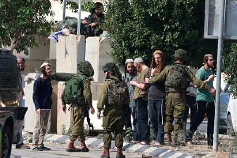 مصادر فلسطينية: 36 مصاباً في هجمات شنّها مستوطنون بالضفة الغربية