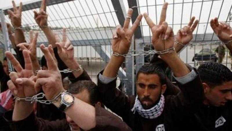 بدء نقل الأسرى الفلسطينيين الذين سيتم الإفراج عنهم من سجون إسرائيل