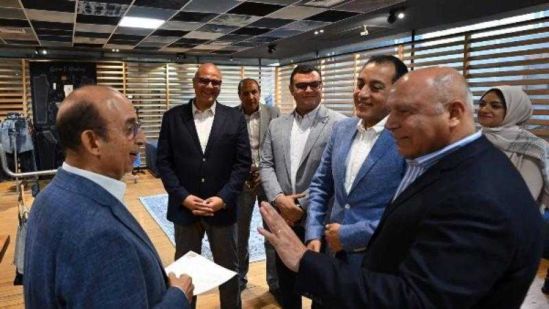 رئيس الوزراء يتفقد مصنع ملابس جاهزة بالقليوبية