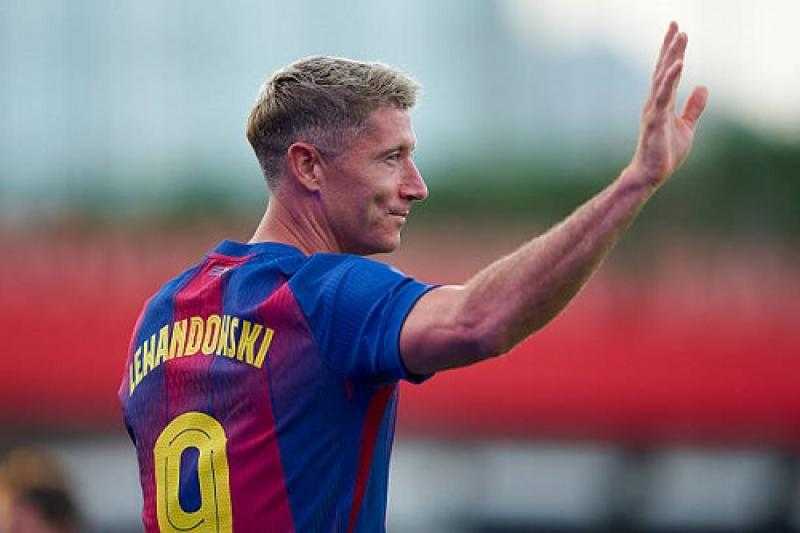 برشلونة يفكر في صفقة أفريقية لتعويض ليفاندوفسكي