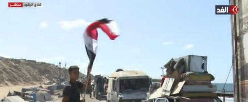 شاحنات اللجنة المصرية تعيد النازحين الفلسطينيين إلى شمال غزة