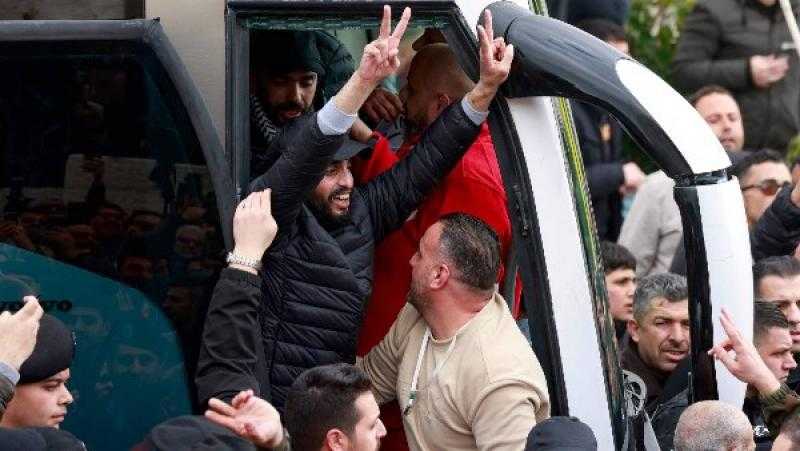 هيئة البث الإسرائيلية: ممثلو الصليب الأحمر سيلتقون الأسرى الفلسطينيين المفرج عنهم