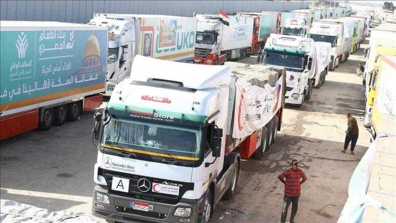 اصطفاف شاحنات المساعدات الإنسانية تمهيدًا لدخولها من مصر إلى غزة