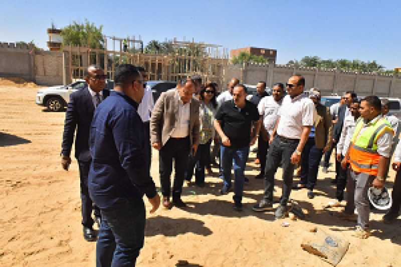 محافظ أسيوط ورئيس هيئة تنمية الصعيد يتفقدان مشروعات الصناعات الغذائية والسوق الحضري بالكوم الأحمر