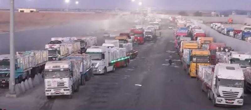سكان خان يونس يستقبلون المساعدات بعد وقف إطلاق النار وفقا لاتفاق شرم الشيخ