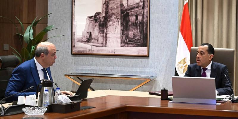 رئيس الوزراء يلتقي وزير الطيران المدني لمُتابعة الموقف التنفيذي لمشروع ”مبنى 4” بمطار القاهرة الدولي