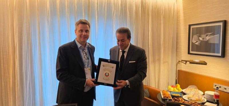 وزير الصحة يلتقي الرئيس التنفيذي لشركة «روش» ورئيس الاتحاد الدولي لمنتجي الأدوية لبحث التعاون