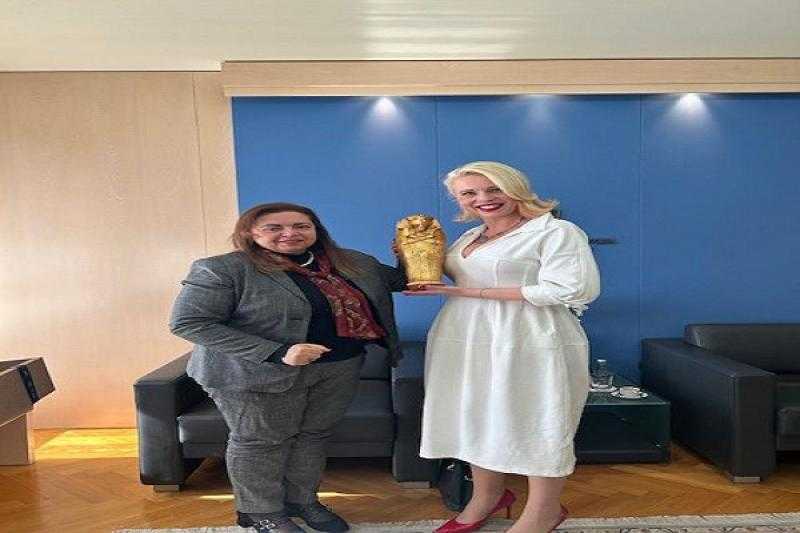 السفيرة نهلة الظواهري تسلّم رئيسة الجمعية الوطنية السلوفينية دعوة حفل افتتاح المتحف المصري الكبير