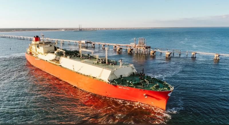 وزارة البترول والثروة المعدنية تٌعلن تصدير شحنة غاز جديدة إلى إيطاليا من مجمع ادكو للغاز المسال