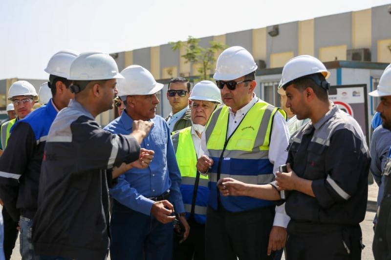 وزير قطاع الأعمال يتفقد التشغيل التجريبي لمصنع بلوكات الأنود الكربونية بالعين السخنة