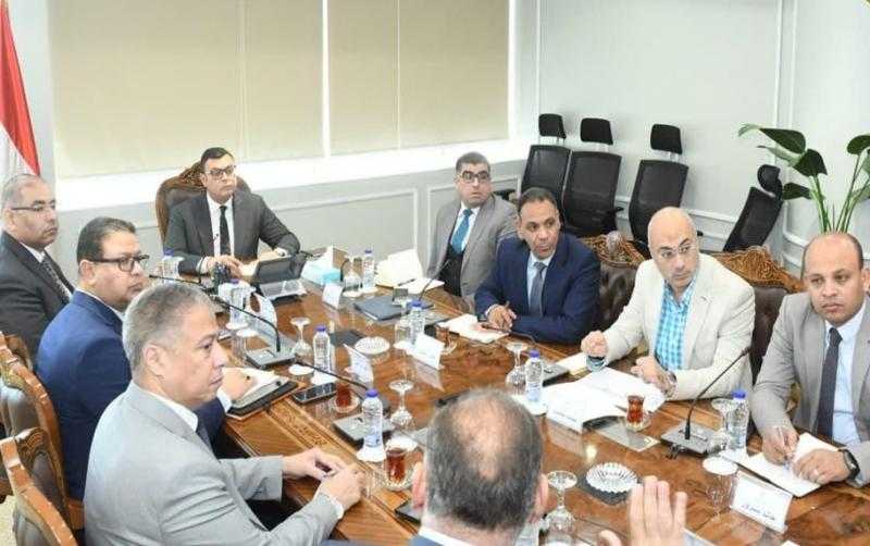 وزير الإسكان يبحث فرص التعاون وآليات تسويق عددٍ من المشروعات