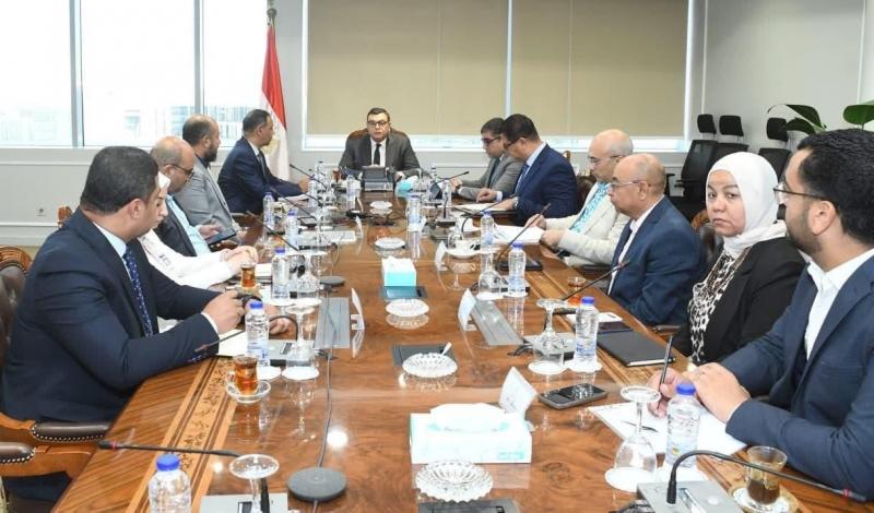 وزير الإسكان يتابع موقف تنفيذ وحدات مشروع ”ديارنا”