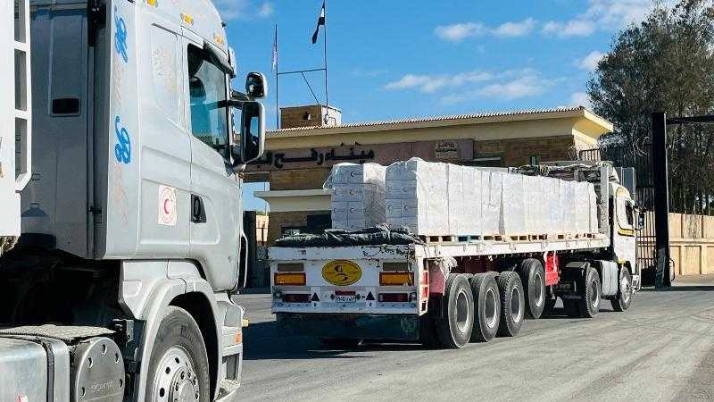 الهلال الأحمر المصري: 400 شاحنة تحمل 9700 طن مساعدات إنسانية وبترولية لقطاع غزة
