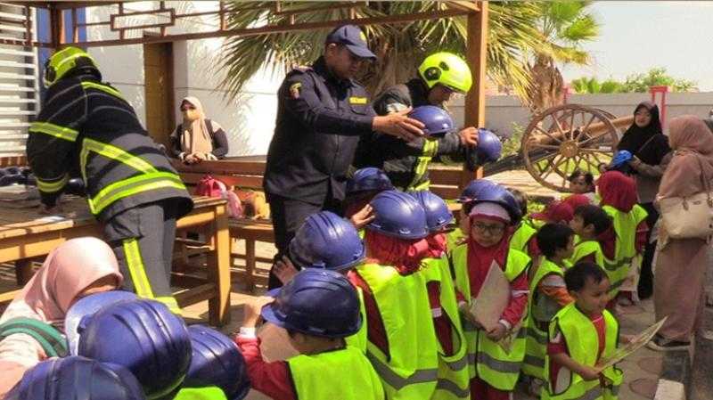 الحماية المدنية تستقبل أطفال حضانة أجنبية للتعرف على مهام الإطفاء والإنقاذ