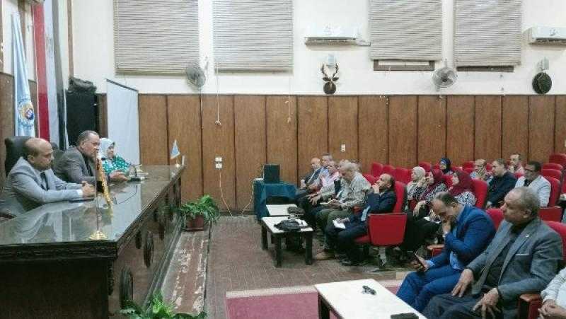 مدير تعليم أسيوط لمديرى الإدارات: انزلوا المدارس وتابعوا معايير الجودة