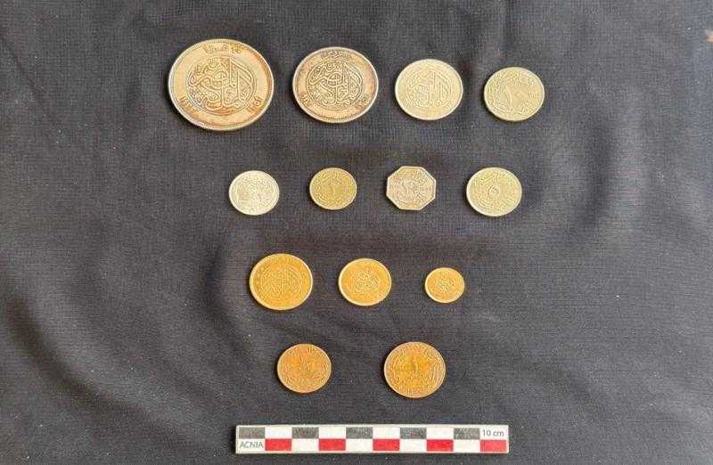 اكتشاف كبسولة رصاصية نادرة تحتوي على مجموعة عملات تاريخية في حي وسط الإسكندرية