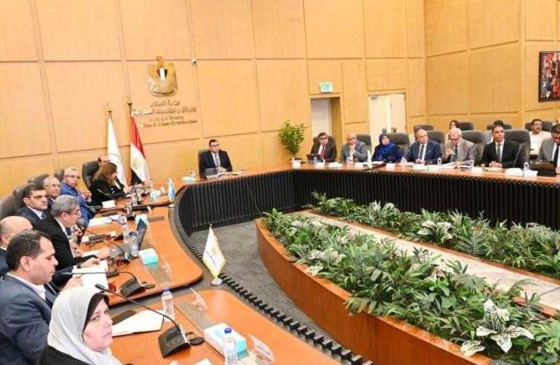 وزير الإسكان يعقد اجتماعًا لمتابعة المشروعات السكنية بعددٍ من المدن والمحافظات