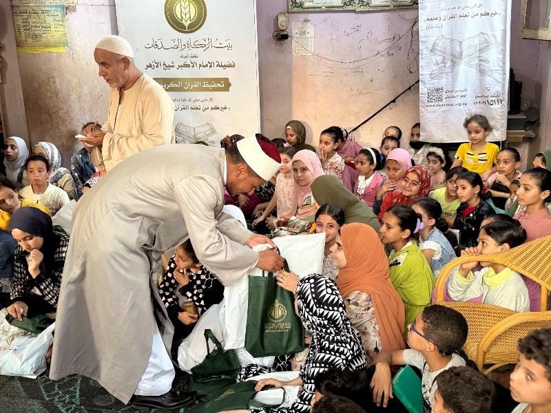 «بيت الزكاة والصدقات» ينتهي من دعم 13 ألف طالب في مبادرة «دعم حَفَظة القرآن الكريم»| صور
