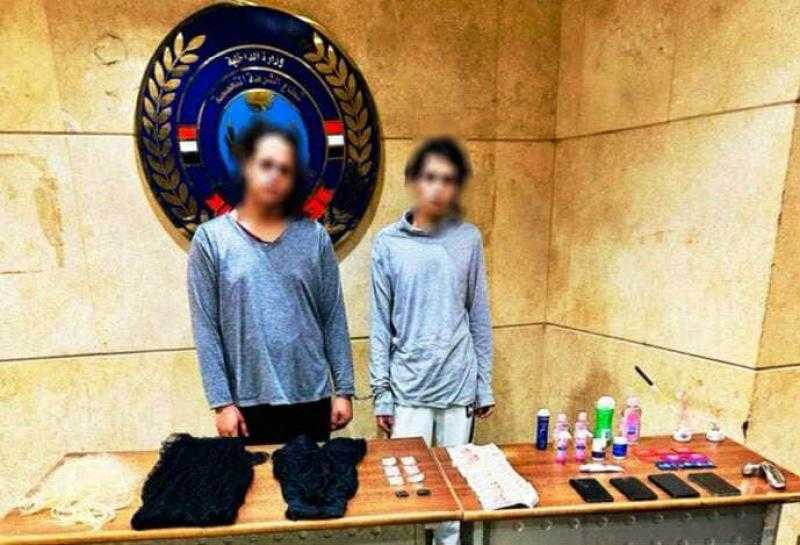 ضبط شخصين يرتديان ملابس نسائية لاستقطاب الرجال عبر تطبيق هاتفي لممارسة الفجور بالجيزة